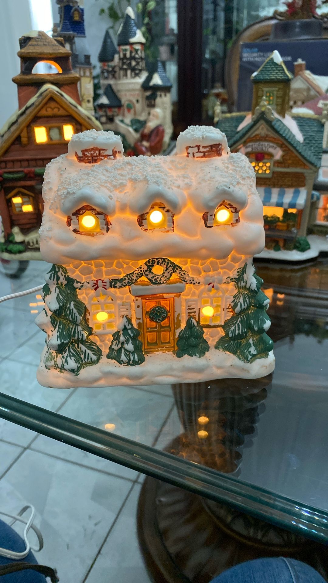 CHRISTMAS VILLAGE CON LUZ  6”Inch Width / 5 3/4 “ Inch  Height 