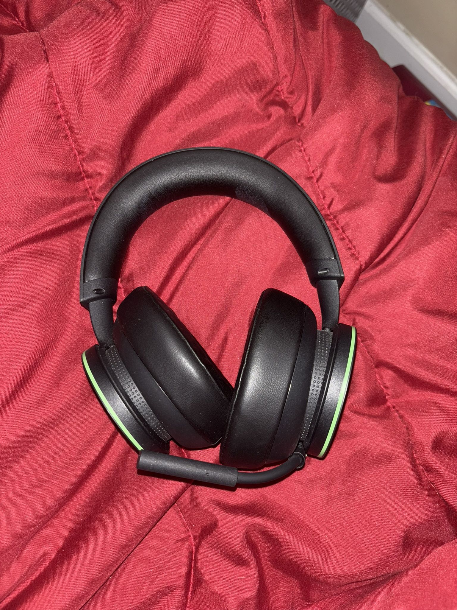 Microsoft Xbox Wireless Headset for Xbox Series X|S, Xbox One, and Windows 10 Devices