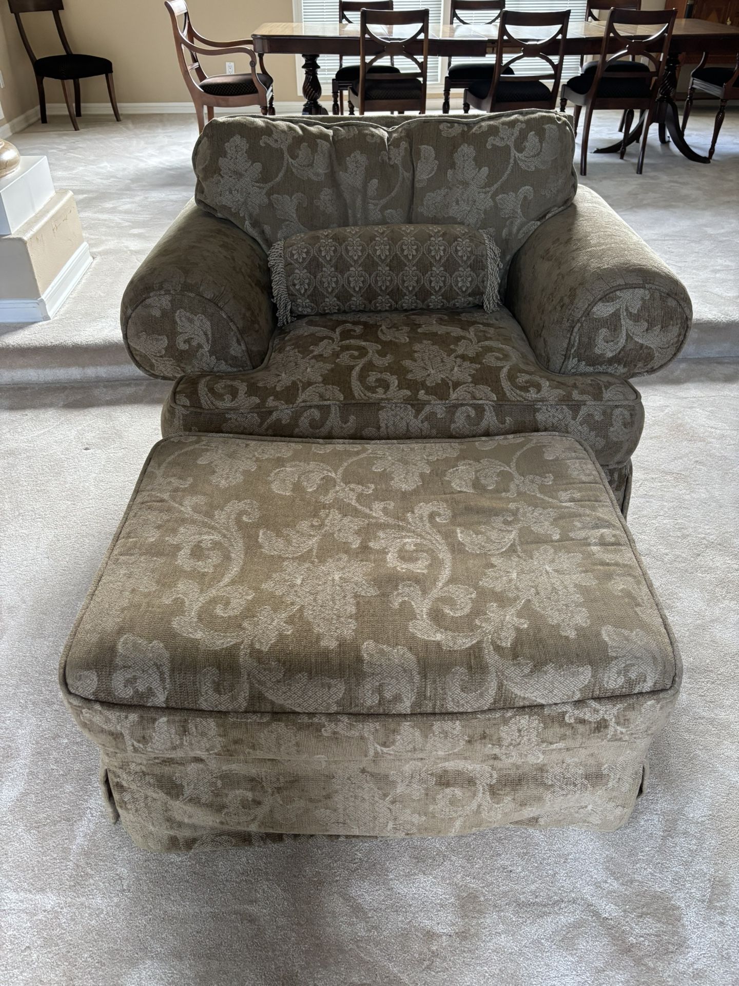 Oversized Chair With Ottoman 