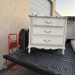 🌹VINTAGE 3 DRAWER DRESSER- FRENCH PROVINCIAL- OLD WHITE COLOR 🌹