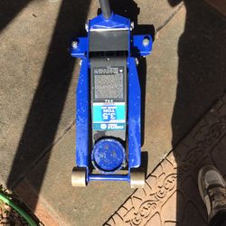  3 1/2 ton Carlyle  floor jack barely used