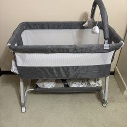 Baby Bassinet- Like New 