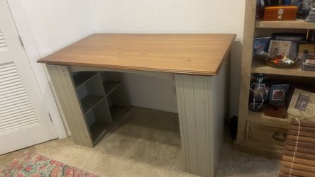 Desk - county style executive desk w/18 shelfs