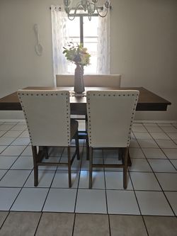 Comedor Nuevo, Trai 2 Sillas Y Un Banco De Dos Asientos.