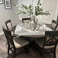 Diningroom table with chairs