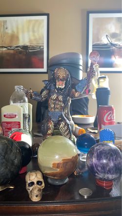 7” Predator statue with box and all parts and weapons.