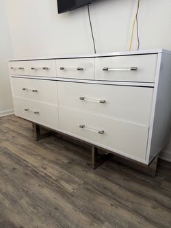 CITY Furniture Modern White High-Gloss 8-Drawer Dresser