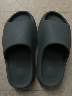 Yeezy Slides Size 6Y