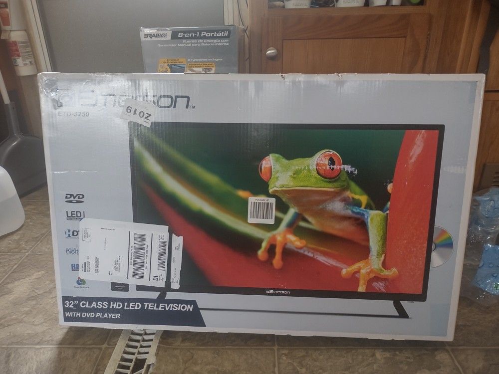 32 Emerson HDTV With DVD Built In And Smart TV New Bargain