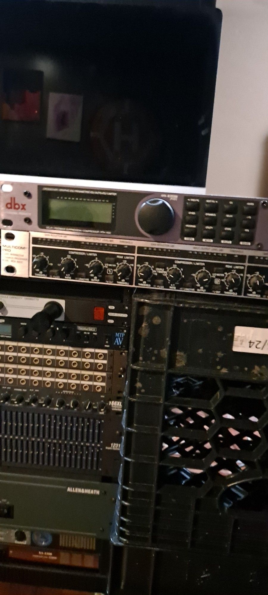 DBX PA CROSSOVER & BEHRINGER COMPRESSOR