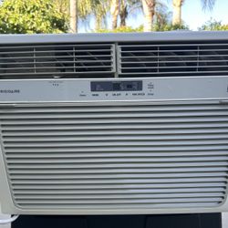 Frigidaire 15,100 Btu 110V Window AC. Runs Great.  Ice Cold  Air