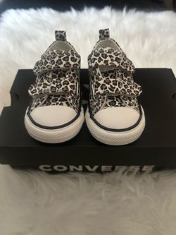New in box cheetah print converse shoes size 8