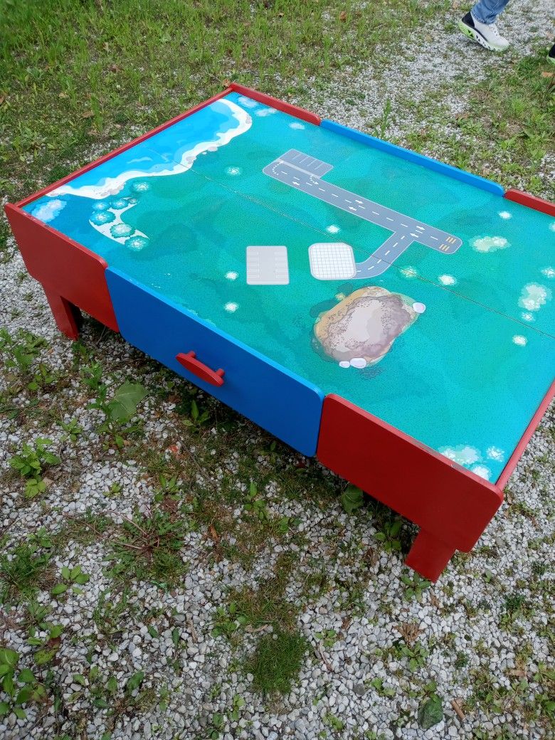 Kids Play Table With 2 Drawers $20 Pick Up Only