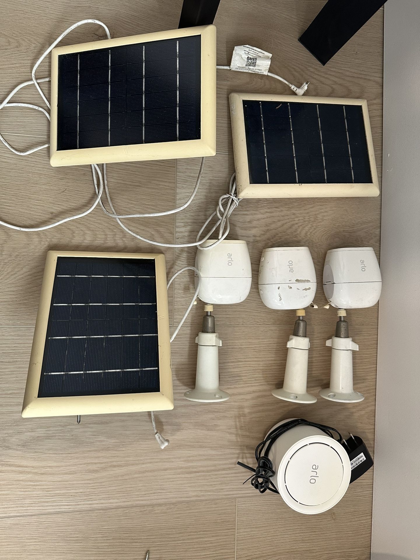 3 Arlo Cameras (Wireless) 3 Solar Panels Package And Charging Station