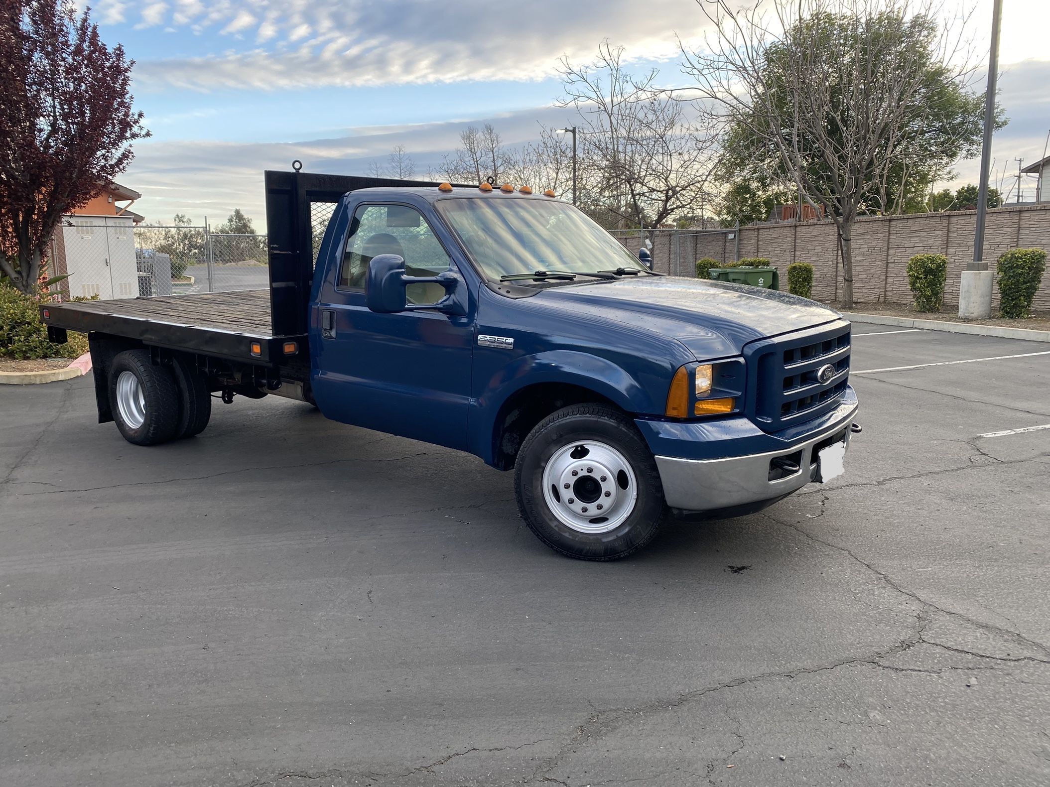 2005 Ford F-350 GAS Flatbed 
