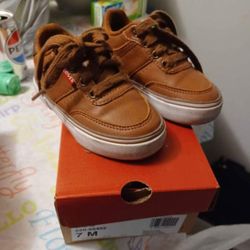 LEVI SNEAKERS SZ 7