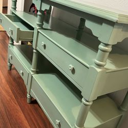 Dresser With Shelf And Drawers 