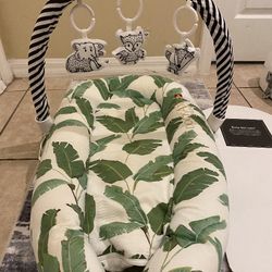 Dock A Tot Deluxe + Dock Bar and     hanging animals  🌴