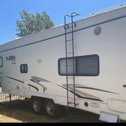 2004 TOY HAULER 5TH WHEEL TRAILER 27FT WITH GENERATOR AN FUEL STATION