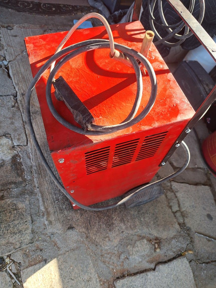 CENTURY BATTERY CHARGER AND JUMPSTARTER