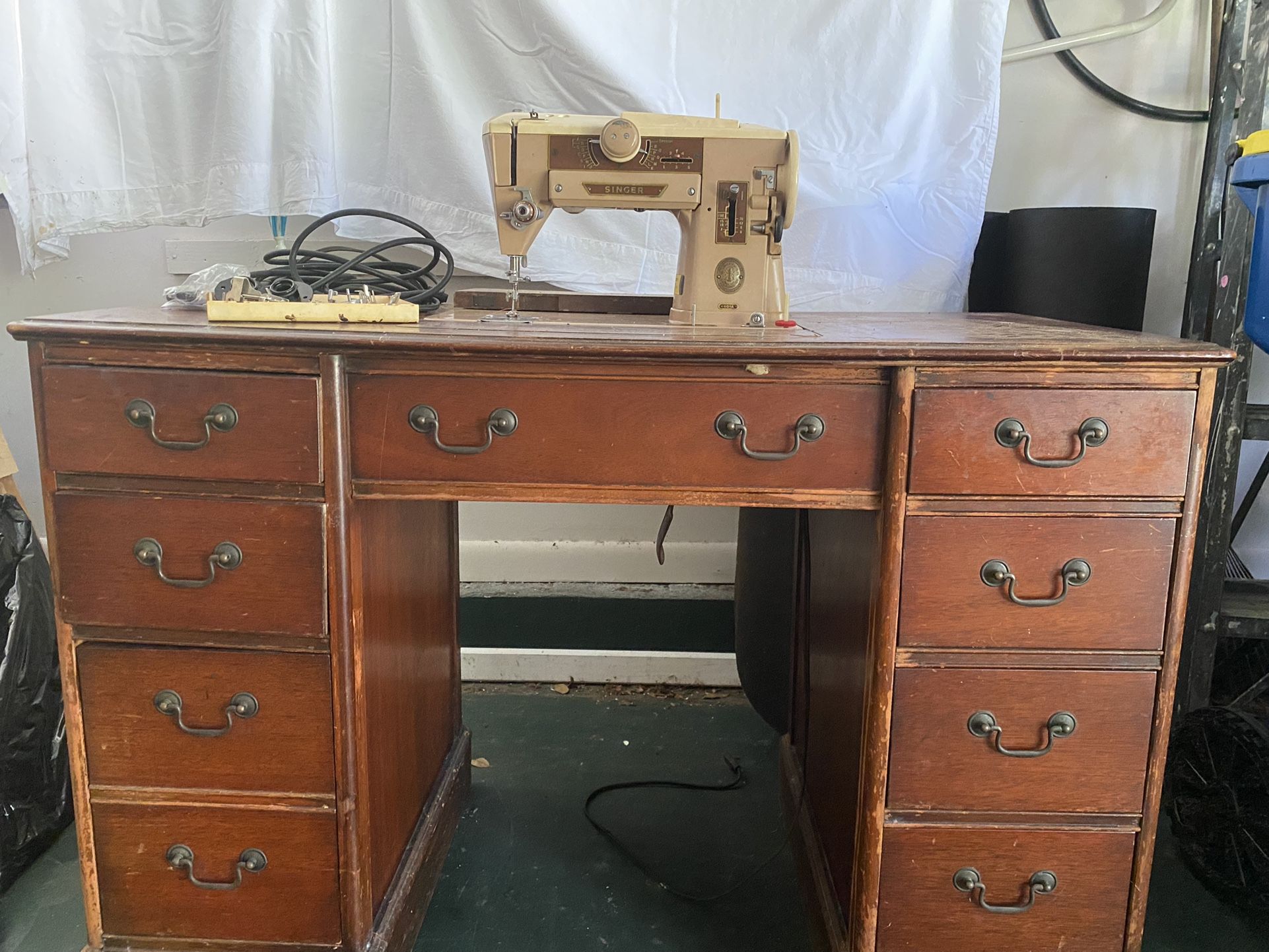 Vintage 401A Singer Sewing Machine In Wood Desk