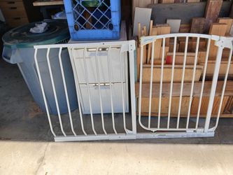 DreamBaby Doorway Stairway Child Safe Baby Gate with Latch