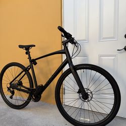 Specialized Sirrus Hybrid Bike – Matte Black – Disc Brakes – Excellent Condition