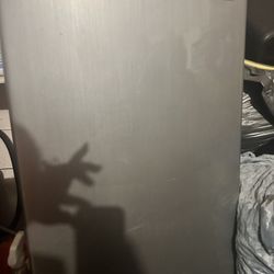 $25 MAGIC CHEF REFRIGERATOR - Must Go.. Works Great. Clean..$40