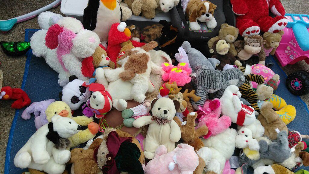 Tons of stuffed animals@ 5☆ family thrift stores