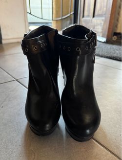 Guess boots