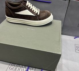 Low top sneakers