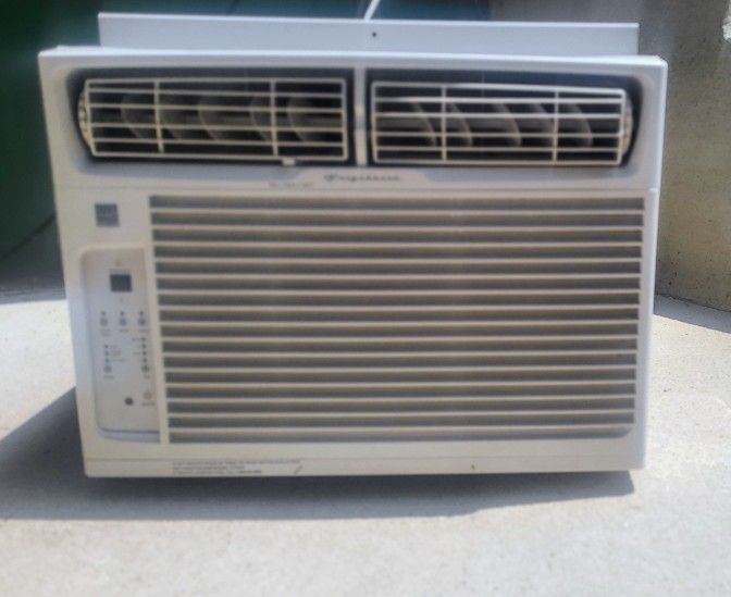 FRIGIDAIRE 12,000BTU Air Conditioner (Needs freon/refrigerant)