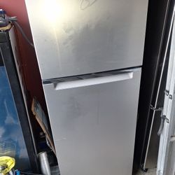 MEDIUM SIZE.,. APARTMENT  REFRIGERATOR (DELIVERED)