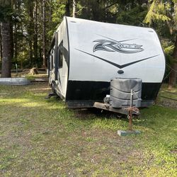 2016 Rage’n 25FBX Toy Hauler (Travel Trailer) good 