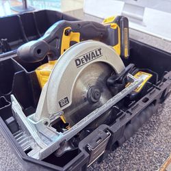 DeWalt Circular Saw, Model: DCS391