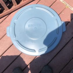 garbage can Lid , brute, rubbermaid , rubber maid