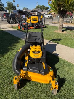 DEWALT
28 in. 224cc E-GOV Engine 3-in-1 Gas RWD Self-Propelled Lawn Mower with High Rear Wheels