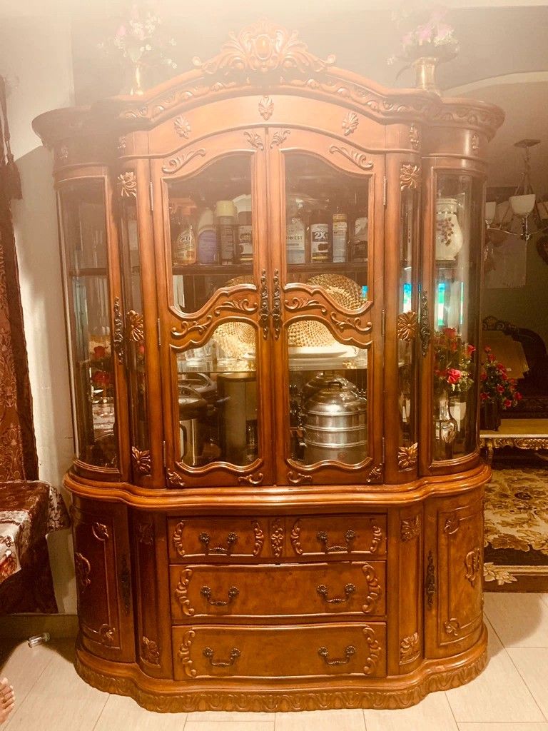 Beautiful cabinet *GOOD CONDITION *