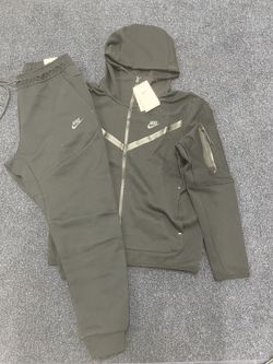 Nike Tech Tracksuit “Black” (SMALL/MEDIUM/LARGE)