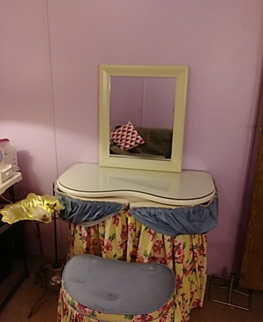 Vanity w/ seat and mirror antique