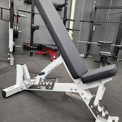 HEAVY DUTY COMMERCIAL GRADE 1000 LBS CAPACITY ADJUSTABLE BENCH THAT CAN INCLINE, FLAT AND MILITARY PRESS WITH WHEELS ( BRAND NEW IN THE BOX  )