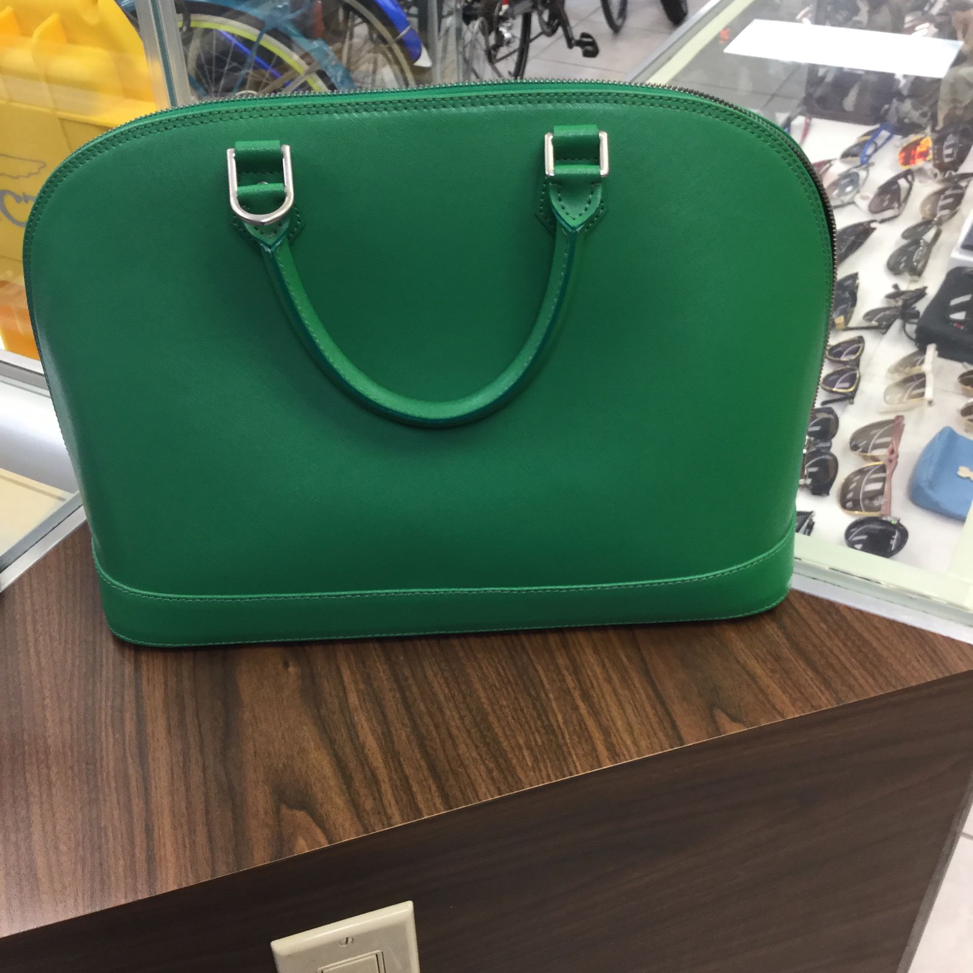Authentic Louis Vuitton Thames PM handbag shoulder bag discontinued style  for Sale in Pompano Beach, FL - OfferUp