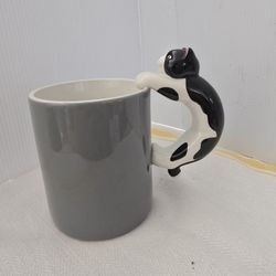 Vintage 1989 Hallmark ceramic mug features a black & white cat handle