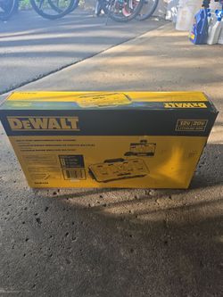 DeWalt DCB104 Multi-Port Simultaneous Fast Charger