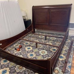 Queen size bedframe