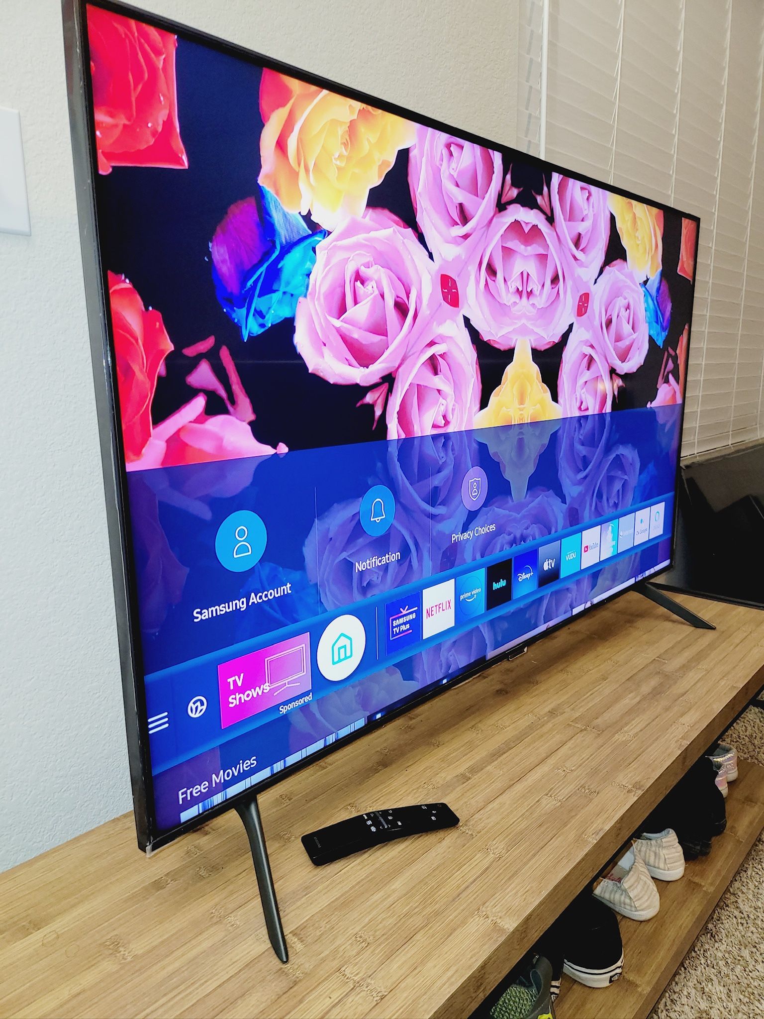 Samsung 65” Smart Tv UHD HDR 4k! Excellent Picture!!