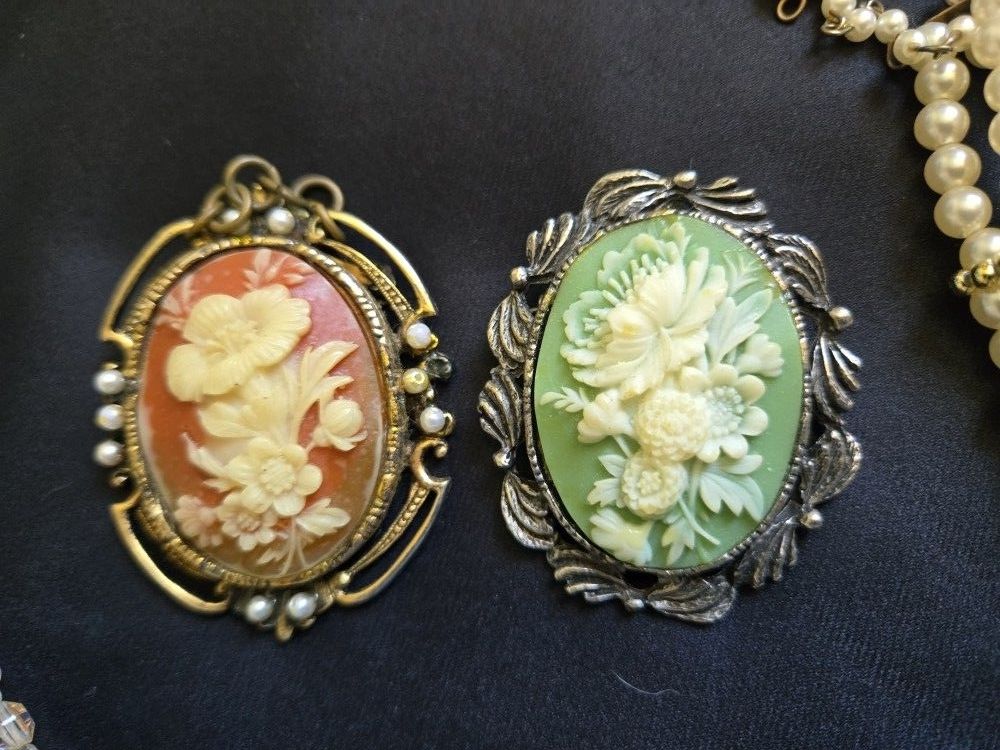 Vintage Floral Cameo (Only The Red One Is Available)