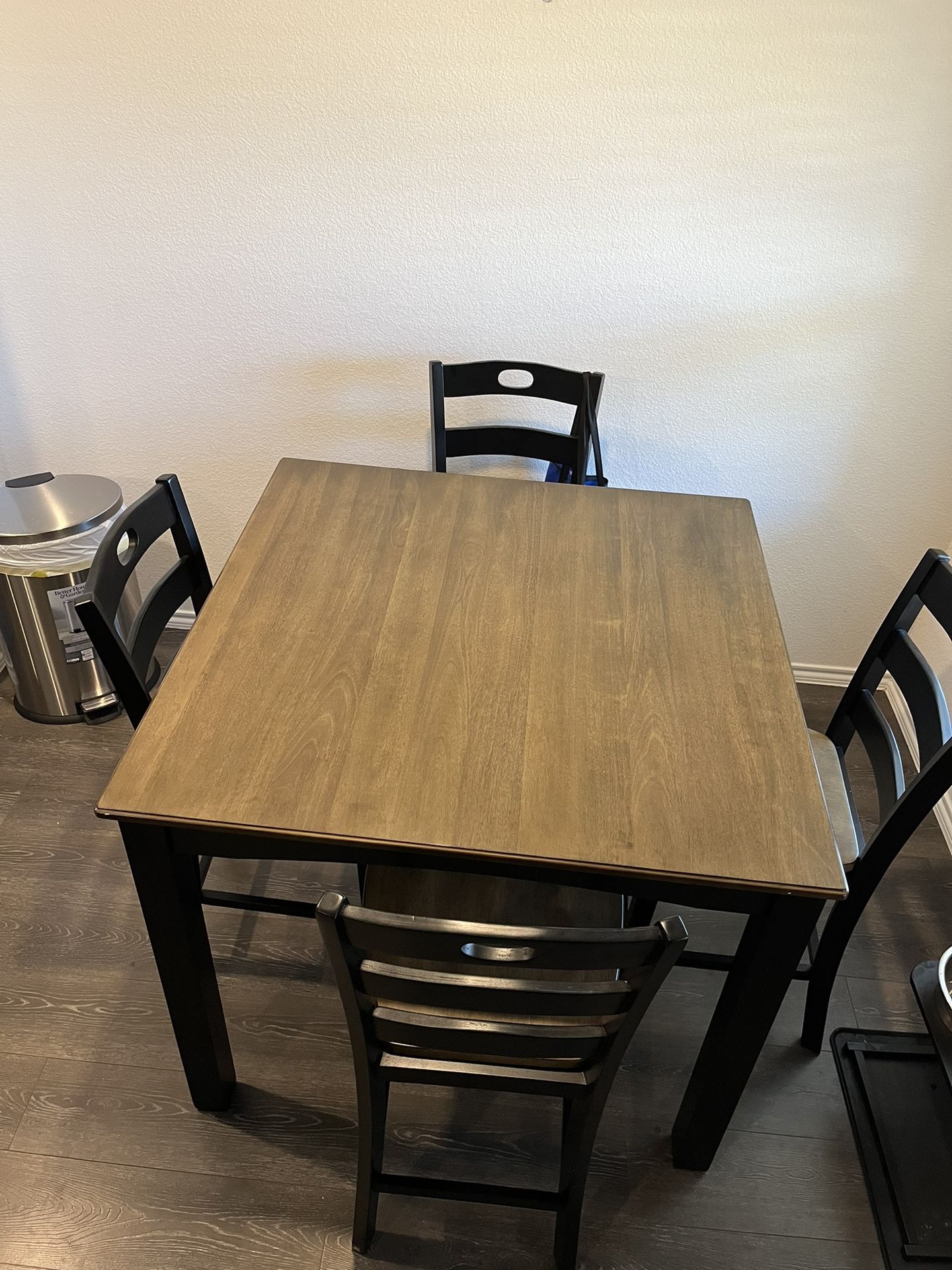 LIKE NEW 2 Tone Counter Height Dining & Bar Stool Set