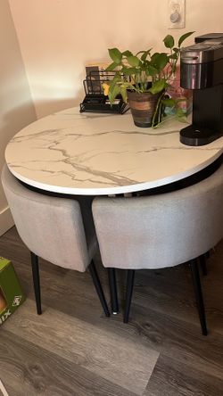 Beautiful round Scandinavian modern table w chairs