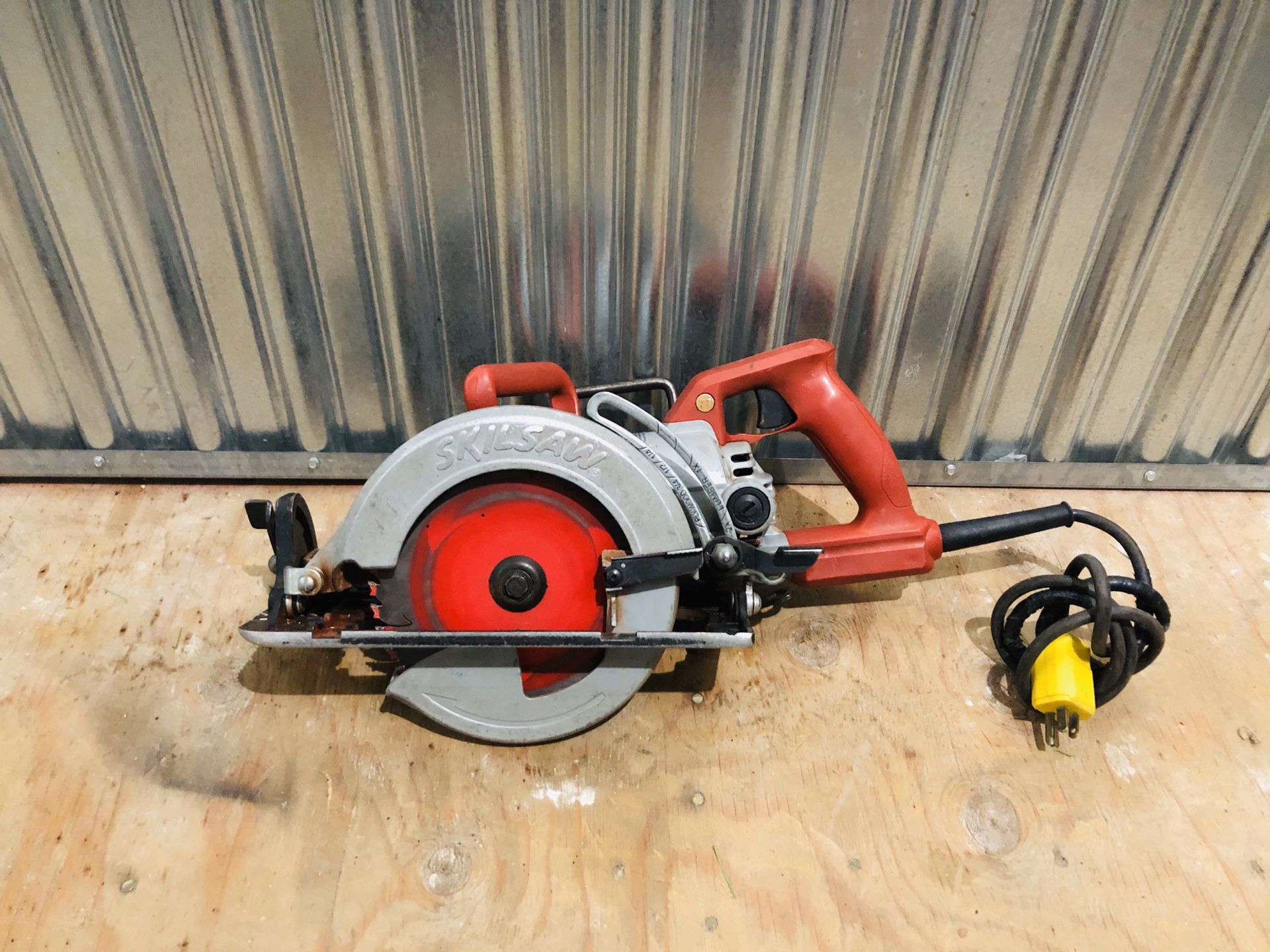Skilsaw 15 Amp Electric 7-1/4 in. Magnesium Worm Drive Circular Saw F012SD7722